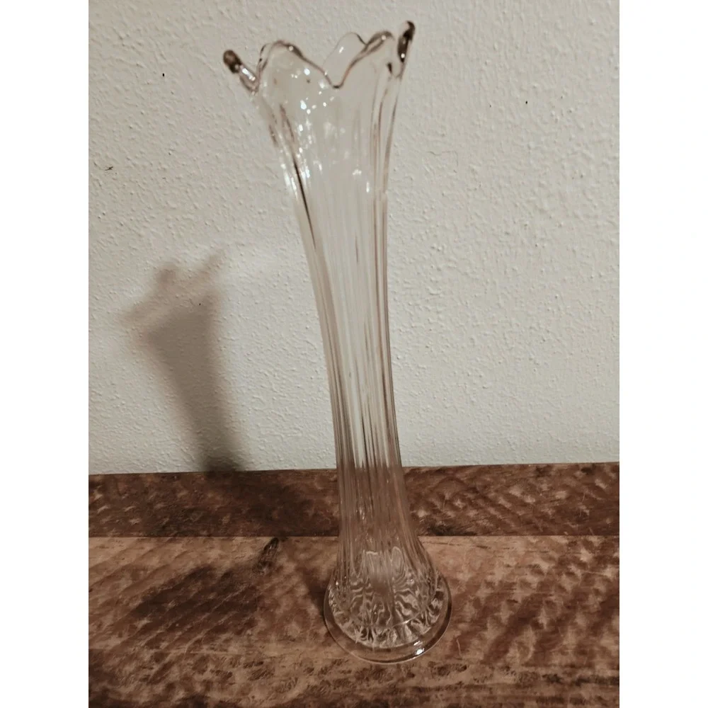 Vintage Clear Swung Glass Vase With Side Ribs Swing Style Petals
